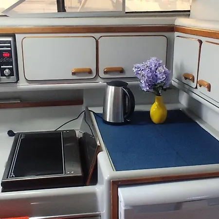 Marina Yatch Experience ספינת מלון